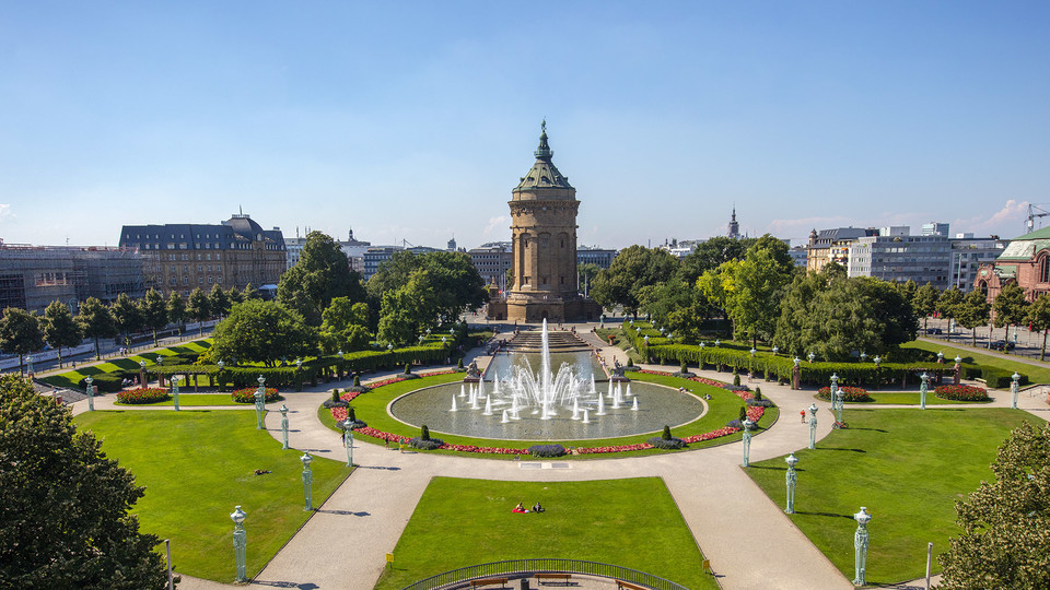 Der Wasserturm in Mannheim im Sommer.