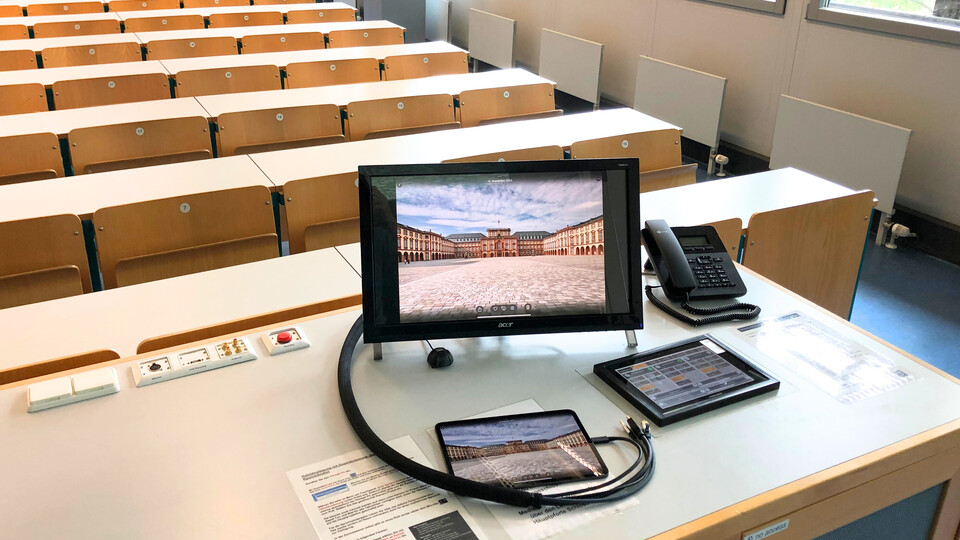 Steuerelemente für Hörsaal auf einem Tisch. 