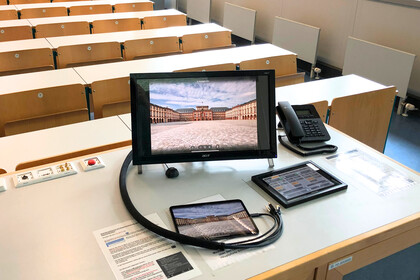 Steuerelemente für Hörsaal auf einem Tisch. 