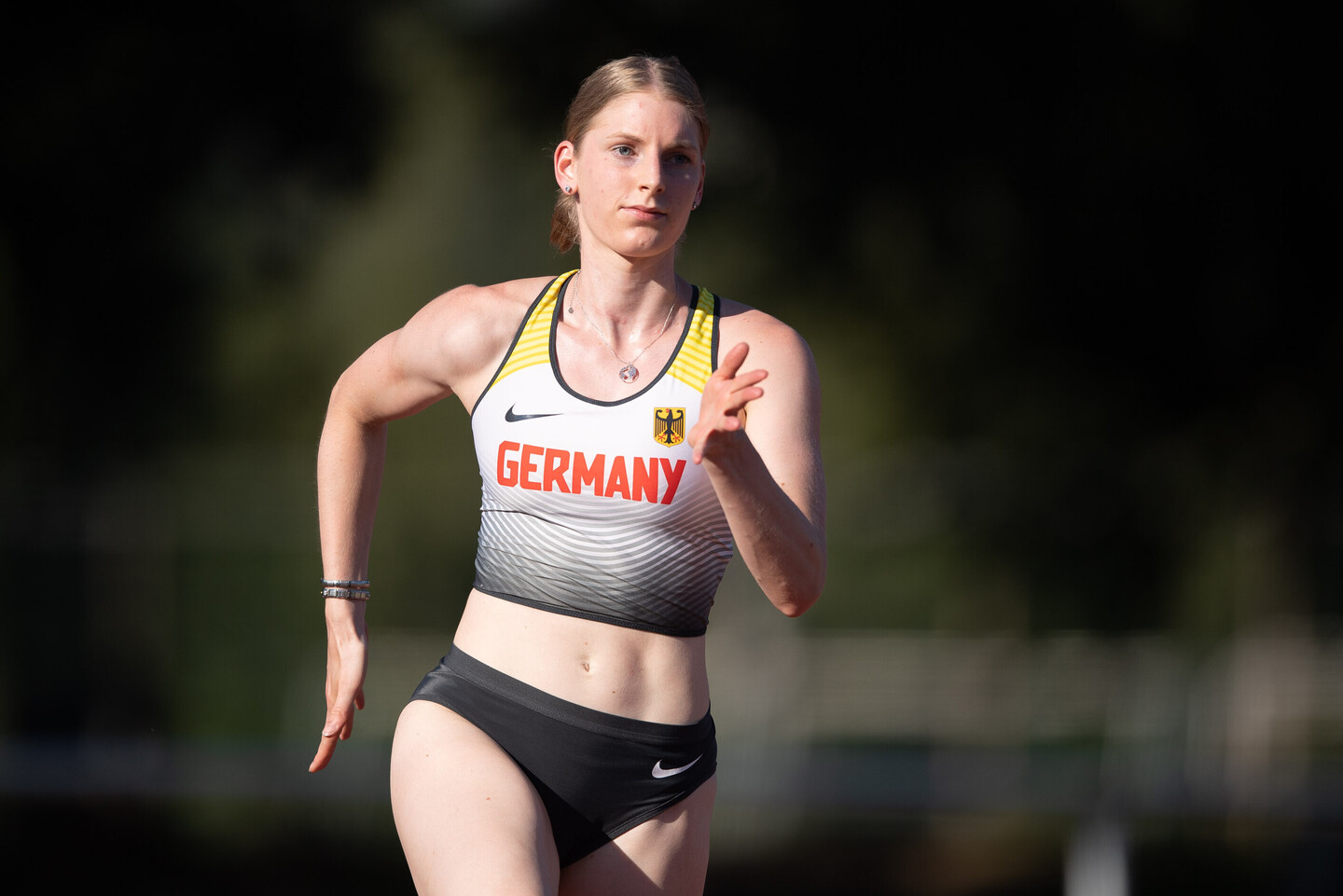 Sprinterin und Studentin Lisa Nippen bei einem Lauf.