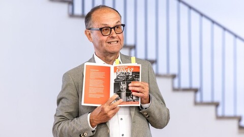 Glück Veranstaltung_Ralf Großmann präsentiert sein Heft