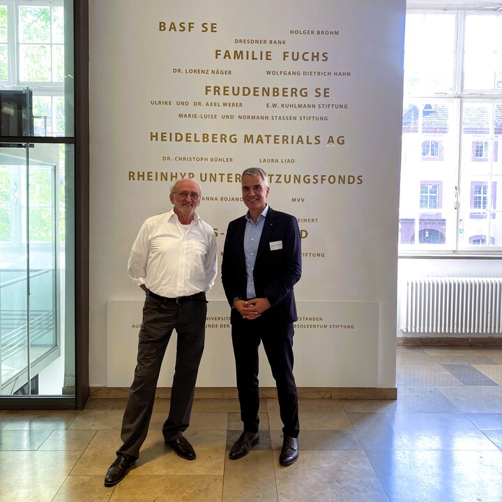 Dr. Bühler und Rektor Fetzer vor dem Fördererwand 