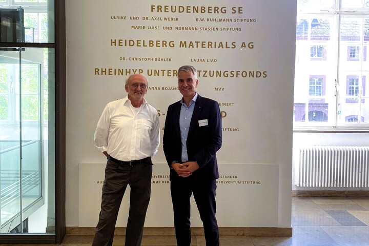 Dr. Bühler und Rektor Fetzer vor dem Fördererwand 