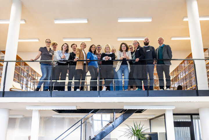 Gruppenfoto im Rahmen des TransforMA Makerspace auf einer Galerie.