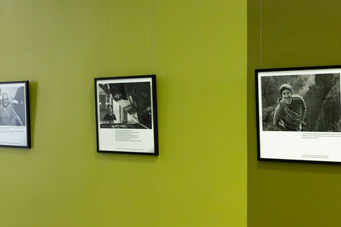 Drei Schwarz-Weiß-Fotografien von Personen vor einer grünen Wand, unter den Bildern stehen jeweils kurze Texte.