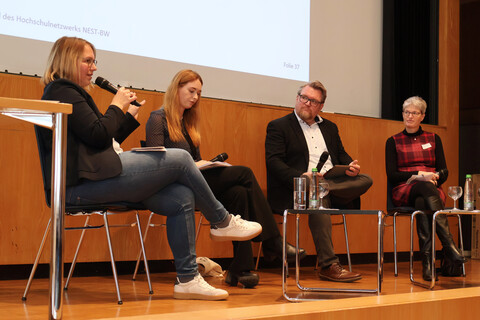 Podiumsdiskussion: Auf der Bühen sitzen Prof. Dr. Karina Karst, Lara Scheffler, Christoph Schlomach und Prof. Dr. Marita Jacob.