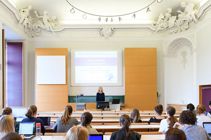 Studierende hören bei einer Vorlesung zu.