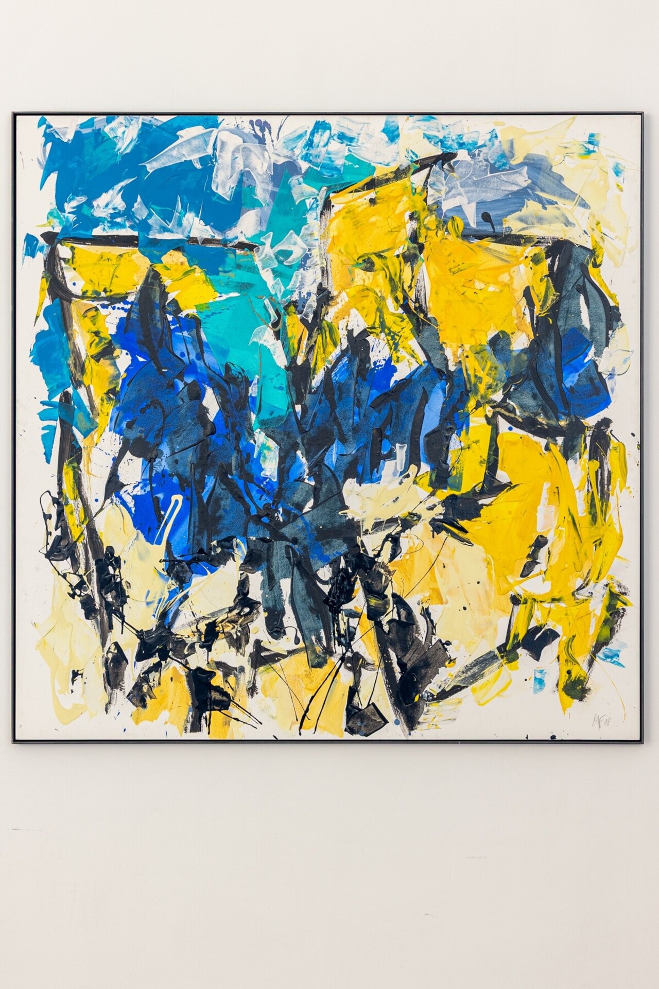 Ein abstraktes Kunstwerk aus blauer, gelber und weißer Farbe mit schwarzen Linien.