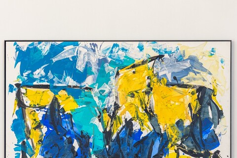 Ein abstraktes Kunstwerk aus blauer, gelber und weißer Farbe mit schwarzen Linien.