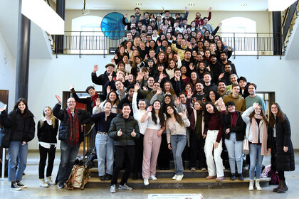 Die Teilnehmenden der Winterakademie 2023 haben sich zum Gruppenbild auf einer Treppe im Schloss aufgestellt.