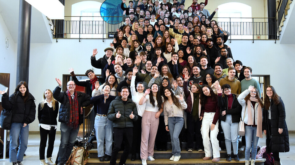 Die Teilnehmenden der Winterakademie 2023 haben sich zum Gruppenbild auf einer Treppe im Schloss aufgestellt.
