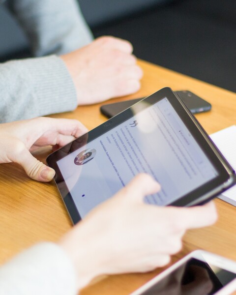 Tablet wird gehalten