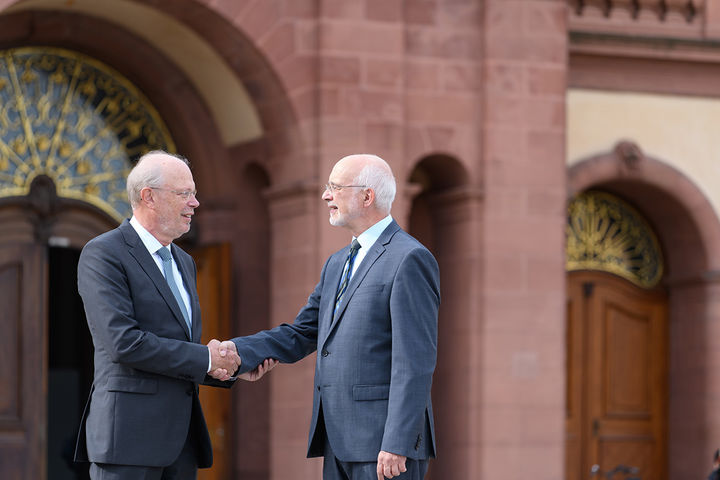 Rektor Prof. Dr. Thomas Puhl und Dr. Josef Zimmermann von den Freunden der Uni Mannheim geben sich die Hand