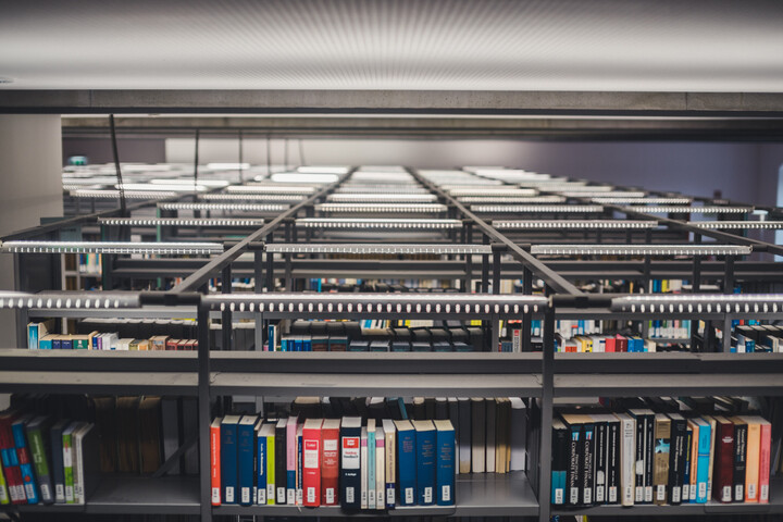 Archiv mit schwarzen Regalreihen, die mit Büchern gefüllt sind