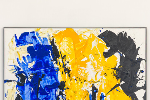 Ein abstraktes Gemälde mit dunkelblauen, gelben und schwarzen Farbflächen durchsetzt mit schwarzen Farbklecksen.
