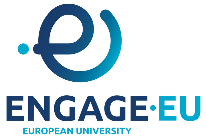 Logo von Engage.EU. Blaue Schrift mit den Worten "Engage.EU, european university"auf weißem Hintergrund