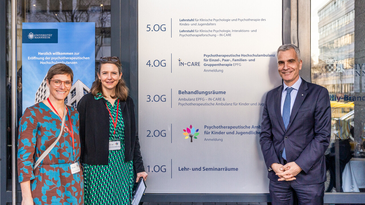 Eröffnung der neuen Hochschulambulanzen Die beiden Leiterinnen der Ambulanzen und der Rektor der Universität stehen neben dem Eingangsschild