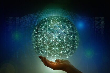 Eine Hand hält eine virtuelle Kugel, in der mit Lichtpunkten Verknüpfungen dargestellt sind.