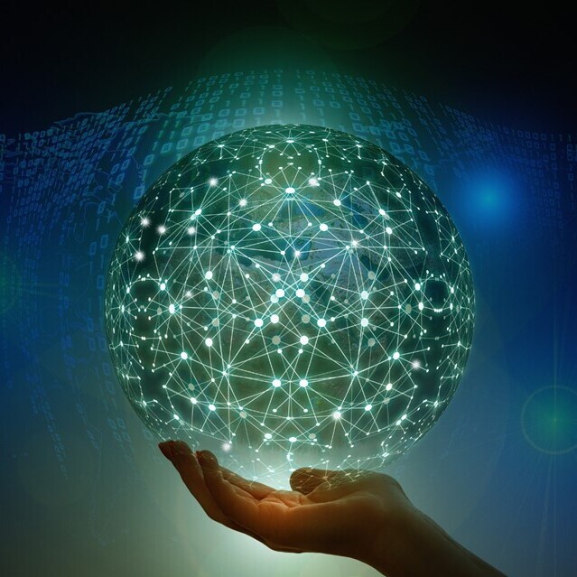 Eine Hand hält eine virtuelle Kugel, in der mit Lichtpunkten Verknüpfungen dargestellt sind.