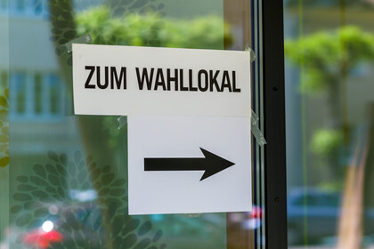 Wegweiser "Zum Wahllokal"