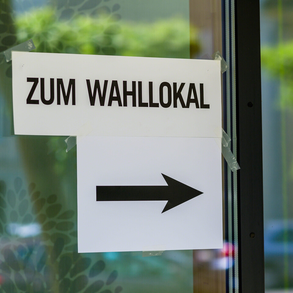 Wegweiser "Zum Wahllokal"