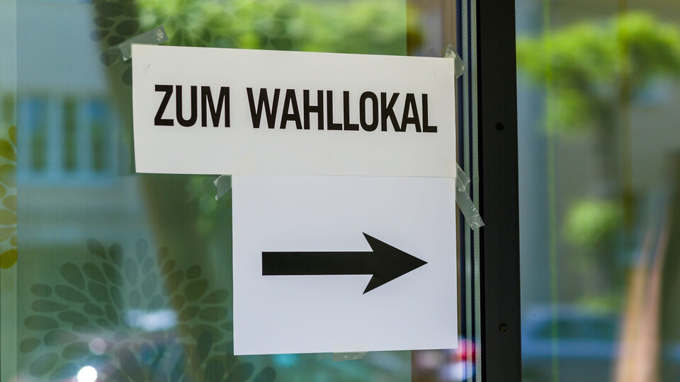 Wegweiser "Zum Wahllokal"