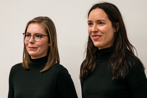 Preisträgerinnen des Jahres 2017 Sarah Pister und Ines Bugert halten ihre Urkunde in den Händen.