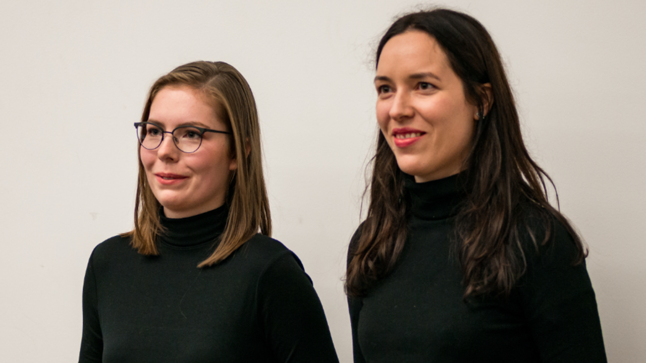 Preisträgerinnen des Jahres 2017 Sarah Pister und Ines Bugert halten ihre Urkunde in den Händen.