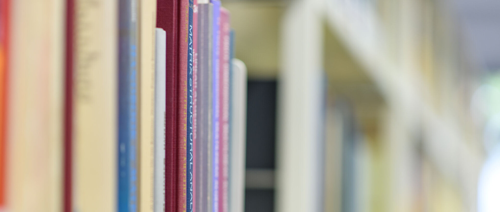 Eine Reihe von Büchern in einem Regal in der Bibliothek.