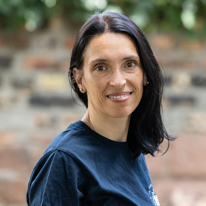 Portrait von Prof. Dr. Margret Keuper. Sie trägt ein dunkelblaues T-Shirt.