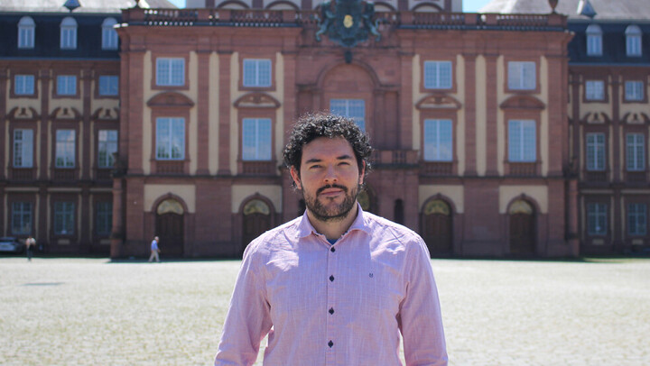 Cristian Edel Weiss in pink shirt in front of the Mannheim palace