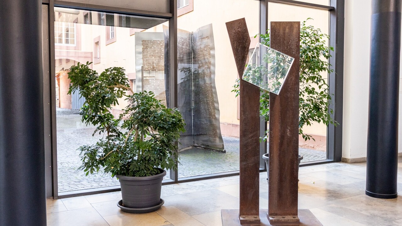 Metallskulptur mit Glaselement in der Eingangshalle der Universität Mannheim