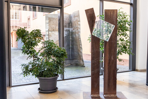 Metallskulptur mit Glaselement in der Eingangshalle der Universität Mannheim