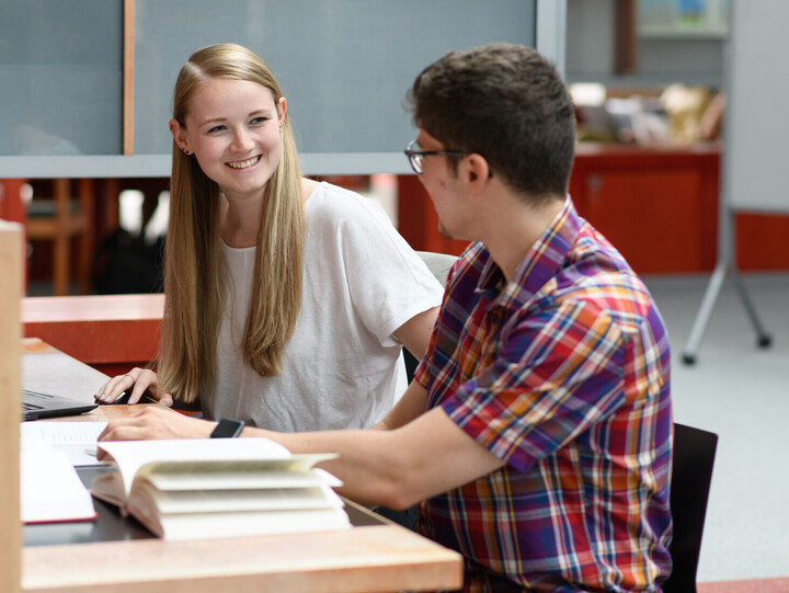 Lerngruppe in der A3-Bibliothek Studierende in der A3-Bibliothek