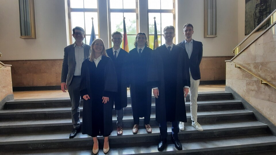 Sechs Personen auf einer Treppe.