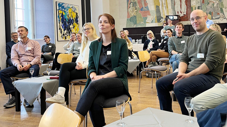 Teilnehmende der InnoMA-Abschlussveranstaltung im FUCHS Festsaal.