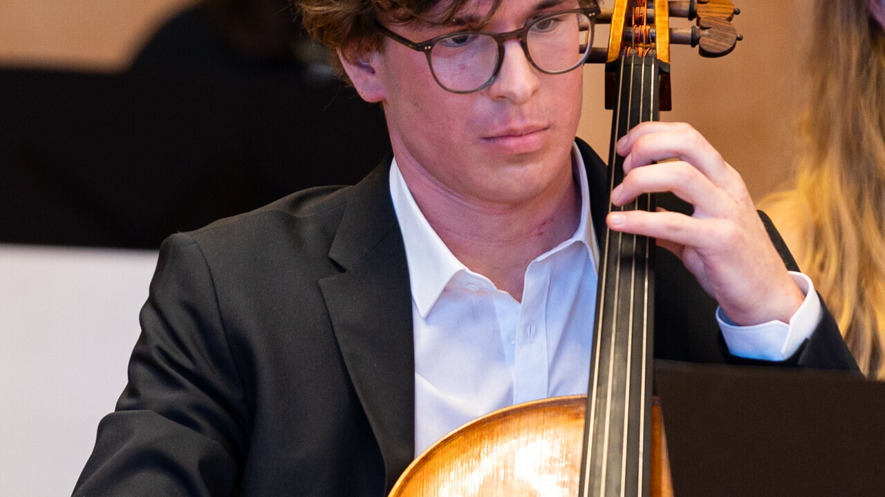 Student spielt das Cello.