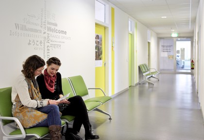 Zwei Studentinnen sitzen im Wartebereich an der Universität Mannheim.