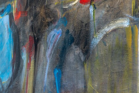 Eingezoomter Ausschnitt eines abstrakten Gemäldes mit grauem Unterton und Akzenten in blau, rot und gelb.