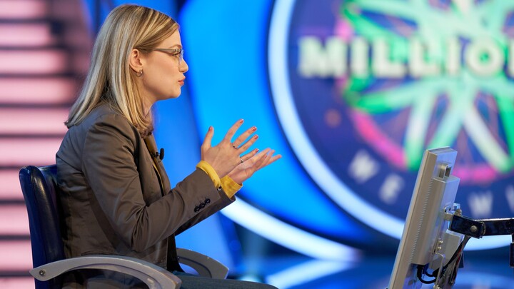 Sophia Rishyna sitzt in einer Quizshow. Sie spricht mit einer Person ihr gegenüber, die aber nicht zu sehen ist. Im Hintergrund ist ein großes Schild zu sehen, auf dem "Wer wird Millionär" steht.