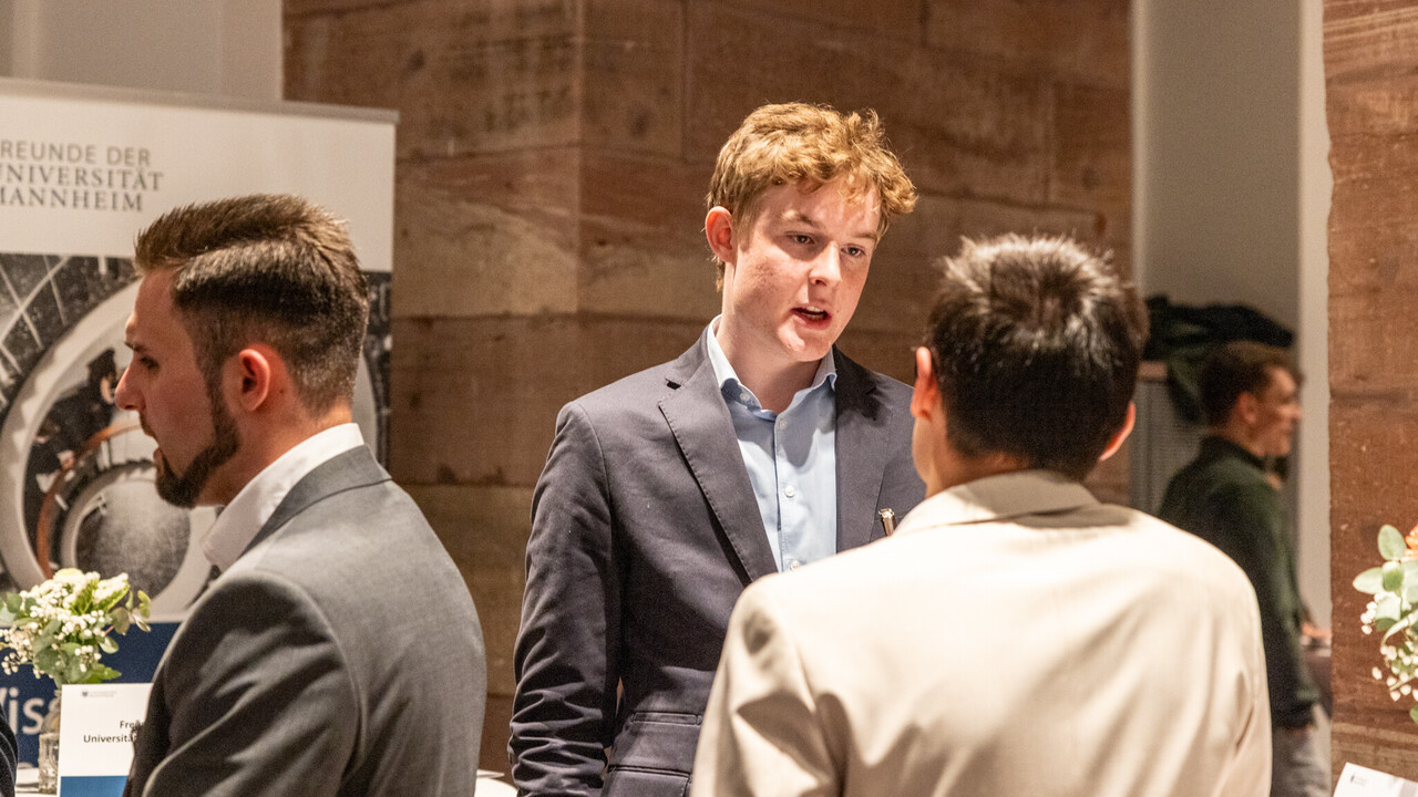 Zwei Personen unterhalten sich