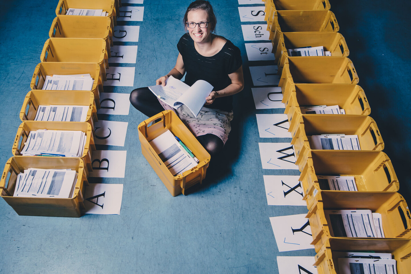 Mitarbeitende bei ihrer Arbeit in der Poststelle