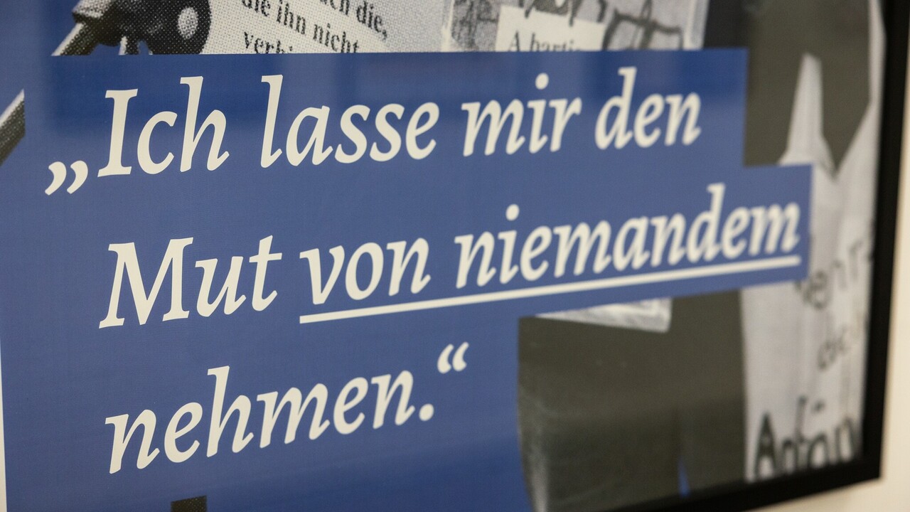 Nahaufnahme einer Informationstafel mit der Aufschrift "Ich lasse mir den Mut von niemandem nehmen."