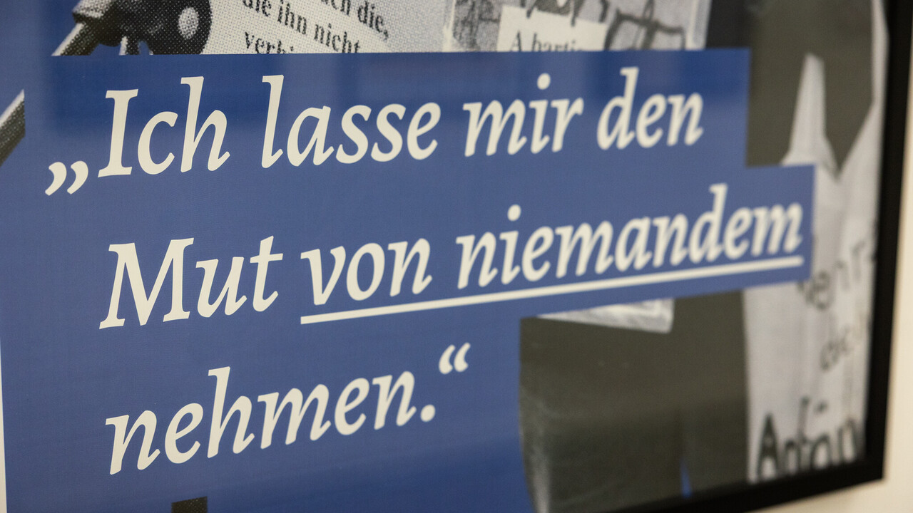 Nahaufnahme einer Informationstafel mit der Aufschrift "Ich lasse mir den Mut von niemandem nehmen."