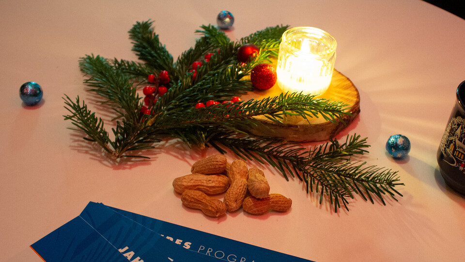 Weihnachtlich dekorierter Tisch mit Flyern zum Jahresprogramm des Hochschul Didaktik Zentrum