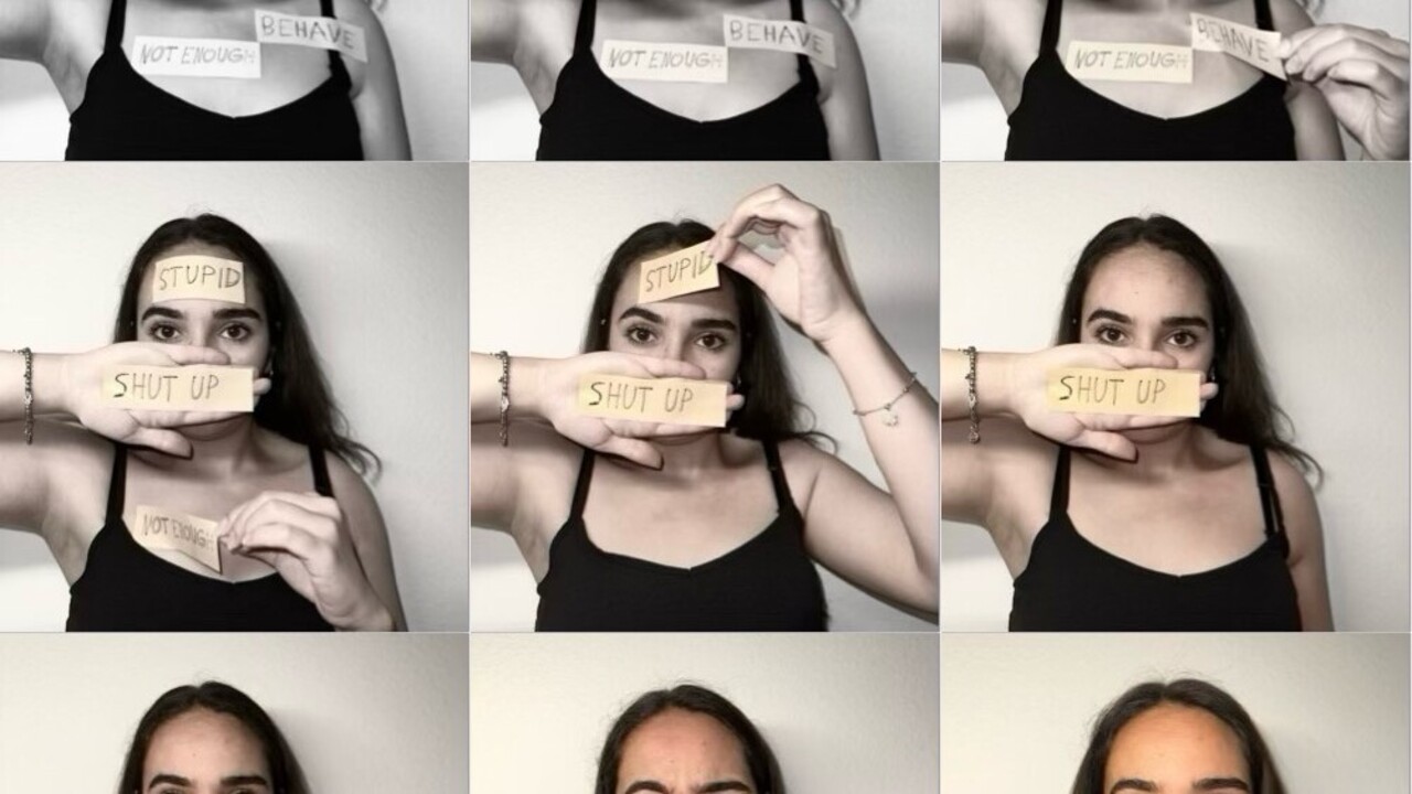 Neun Serienfotos: das Erste ist schwarz-weiß, danach werden die Fotos schrittweise farbiger. Am Körper einer Frau kleben vier Zettel mit den Worten "stupid", "shut up", "behave" und "not enough". Sie entfernt die Zettel nacheinander, schreit in die Kamera und lächelt anschließend.