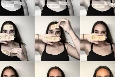 Neun Serienfotos: das Erste ist schwarz-weiß, danach werden die Fotos schrittweise farbiger. Am Körper einer Frau kleben vier Zettel mit den Worten "stupid", "shut up", "behave" und "not enough". Sie entfernt die Zettel nacheinander, schreit in die Kamera und lächelt anschließend.