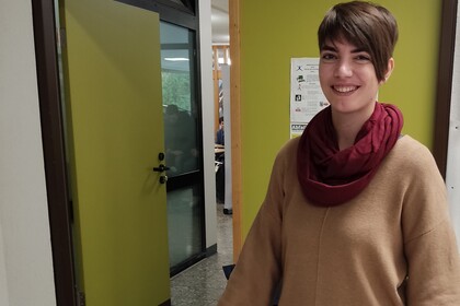 Frau hinter Infotisch