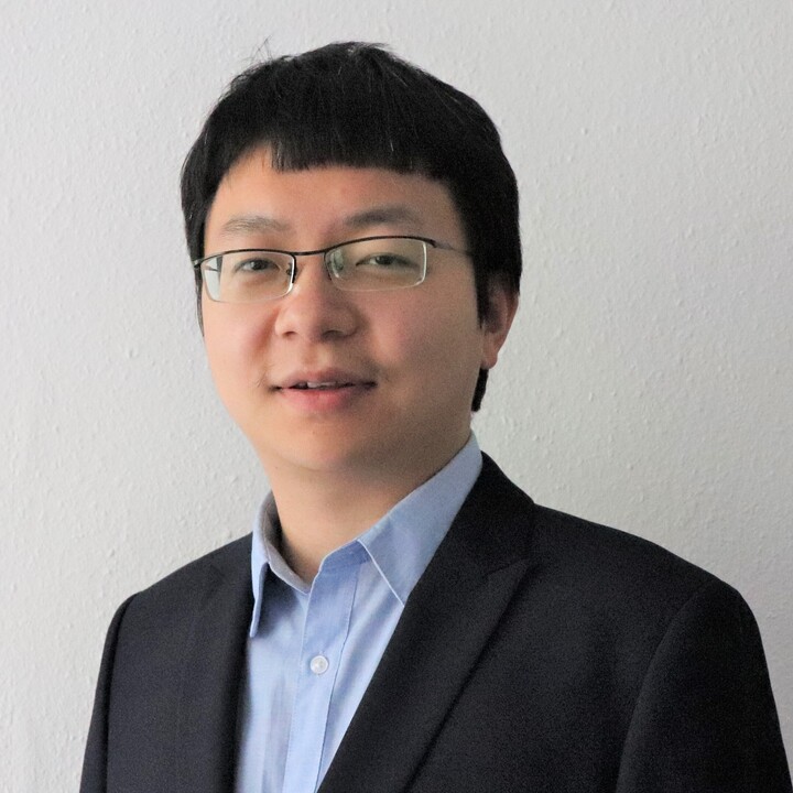 Lyu Xingyu trägt ein dunkelblaues Jacket.