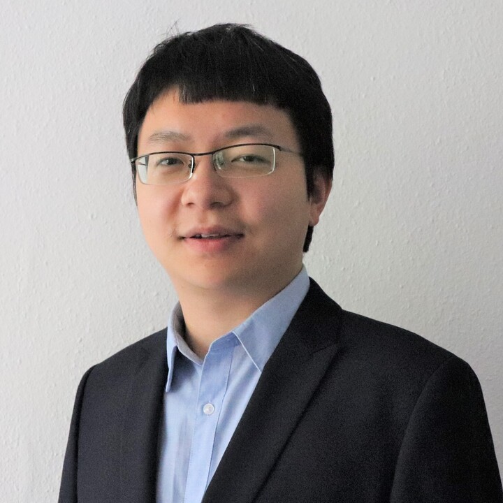 Lyu Xingyu trägt ein dunkelblaues Jacket.
